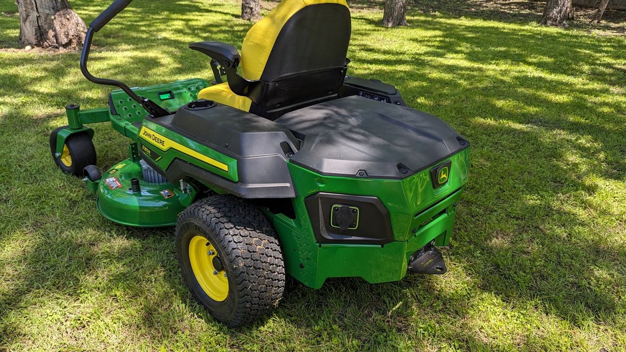 John Deere Z370R Electric ZTrak&trade; Mower
