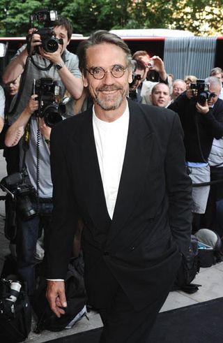 Jeremy Irons: Women can deal with wandering hands