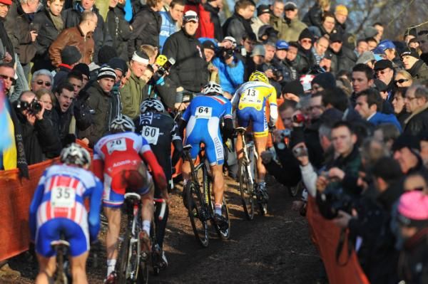 The elite men's field was strung out single file on the fast French parcours.