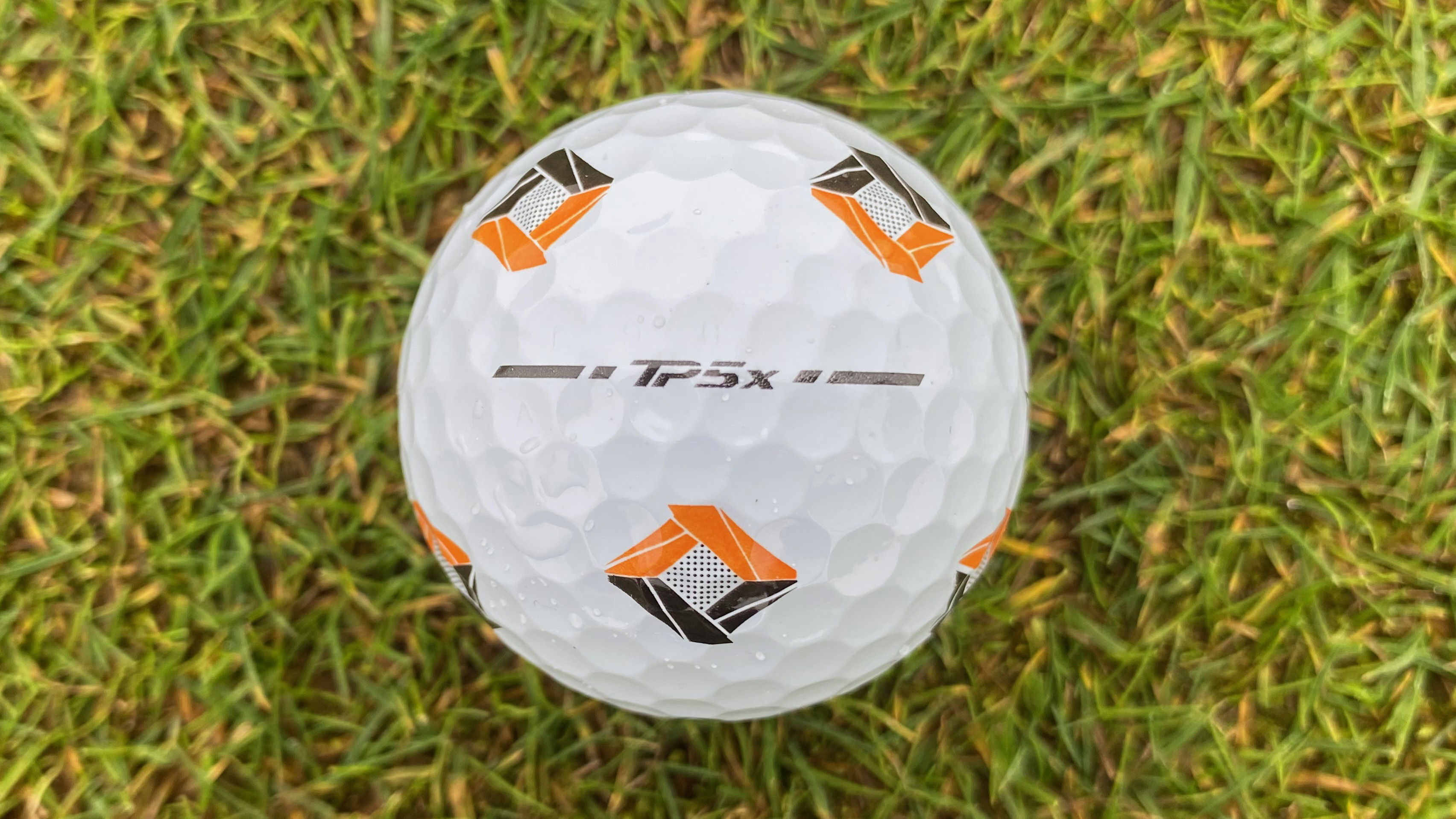 Photo of the TaylorMade 2024 TP5x Golf Ball