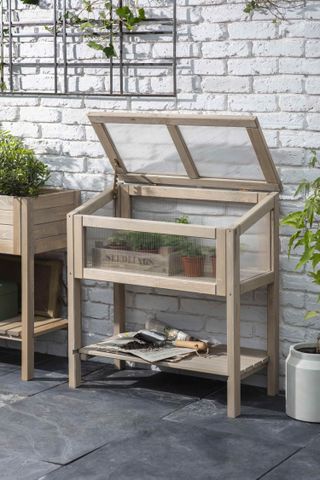 how to protect plants from winter: cold frame garden trading