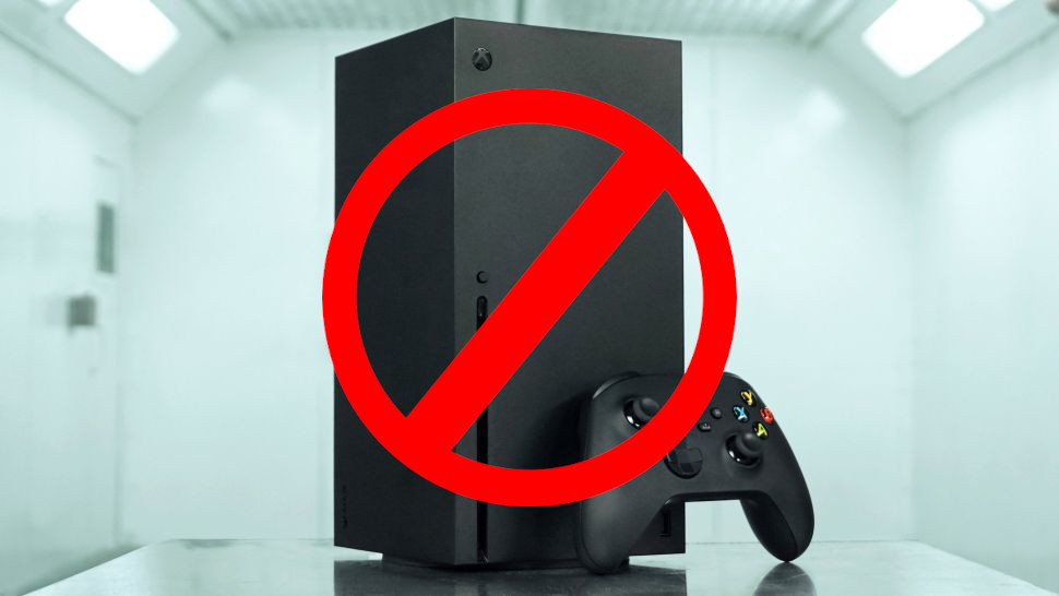 Xbox Series X cubierta por una señal de prohibido el paso que indica el bloqueo de anuncios de la consola
