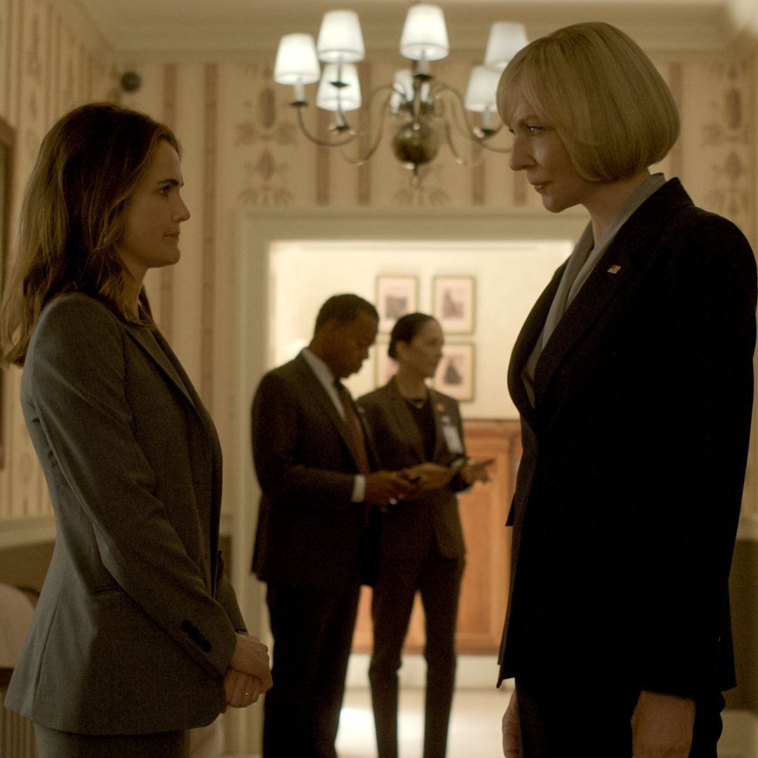 keri russell as kate and allison janney as grace face off at each other in a white house room in the diplomat season 3