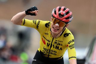 Giro d'Italia: Jonas Vingegaard soars to victory with record-setting ride on race's opening summit finish at Blockhaus