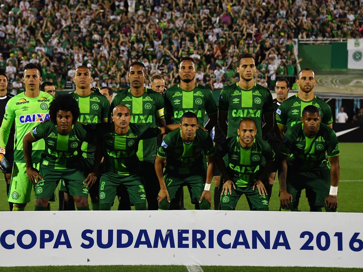 Brazil&amp;#039;s Chapecoense players pose for pictures during their 2016 Copa Sudamericana semifinal second leg football match against Argentina&amp;#039;s San Lorenzoheld at Arena Conda stadium, in Chapeco, 