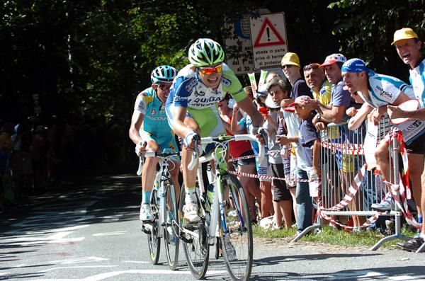 Maciej Paterski (Liquigas-Cannondale) and Dmitriy Fofonov (Astana) on the C&ocirc;te de Pramartino.