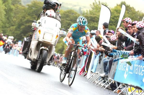 Alexandre Vinokourov (Astana) grinds towards Super-Besse.