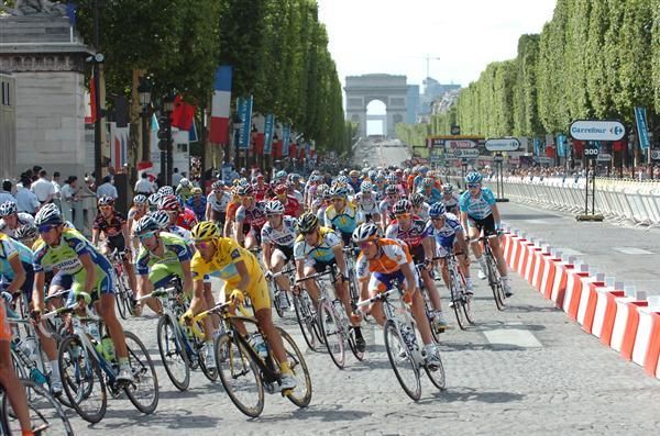 Contador continues safely in the peloton