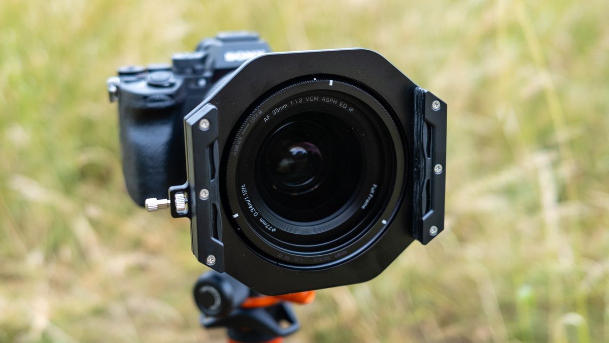 NiSi V7 with True Color NC CPL front view attached to a lens