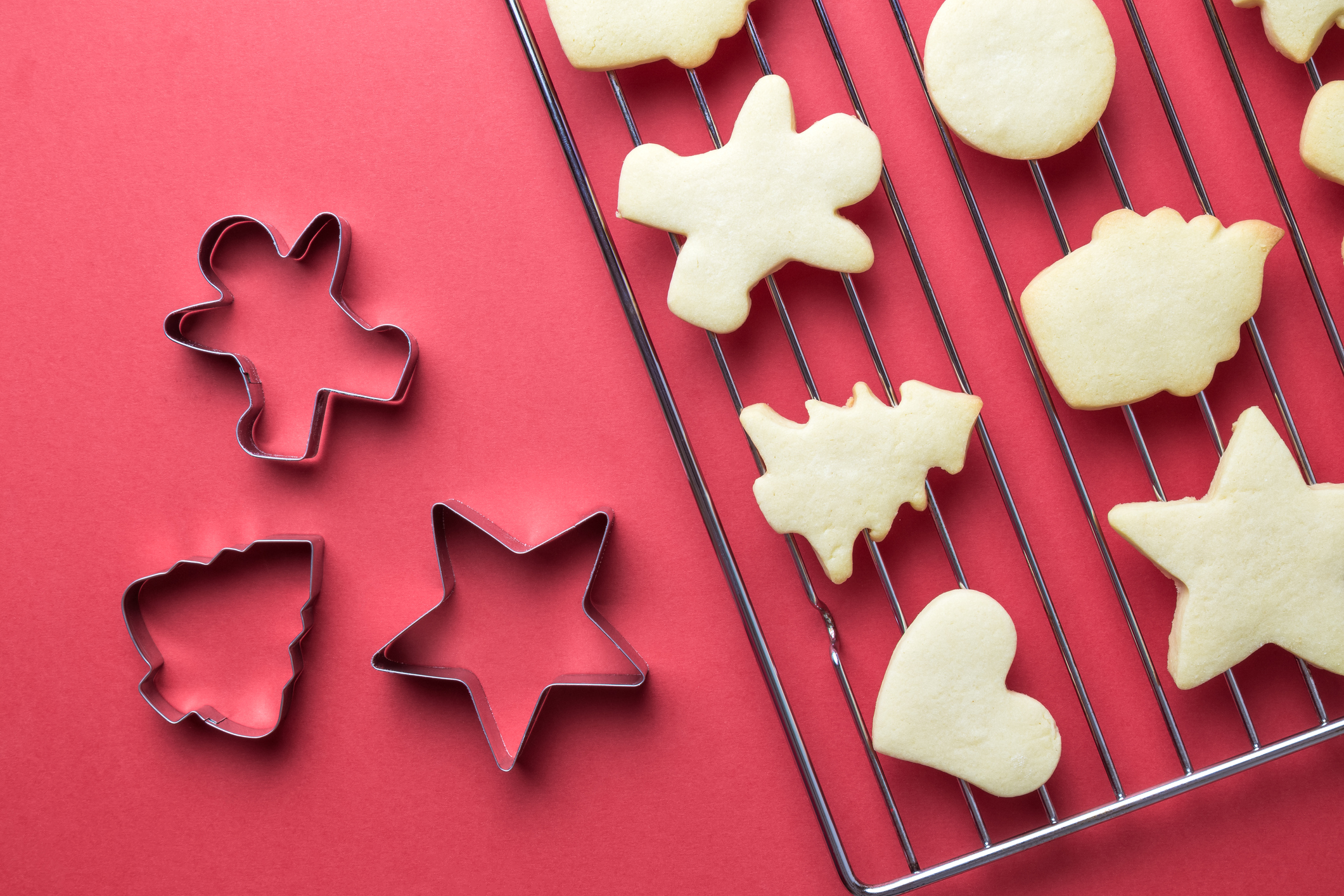 how to clean oven racks: cookies cooling on clean oven rack