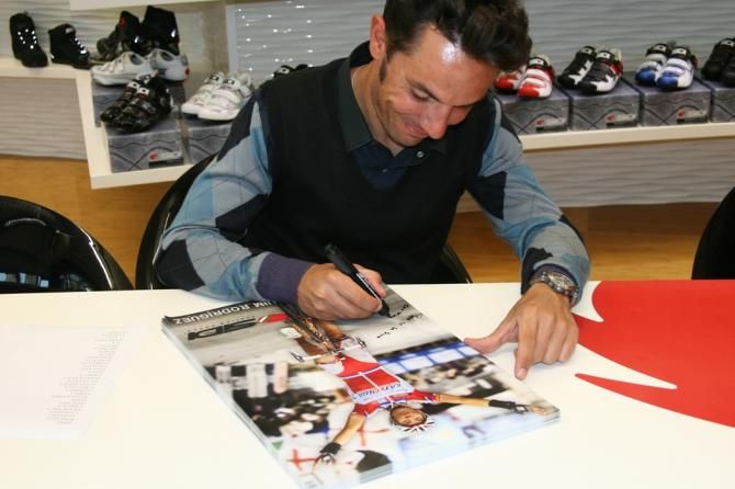 Joaquim Rodriguez signs an autograph at the Sidi factory in Maser.