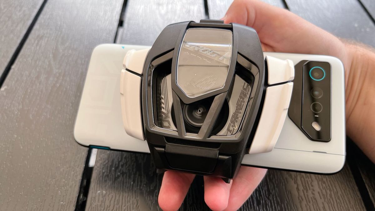 Asus Rog phone 7 och Aerocooler 7 p&aring; svart bord