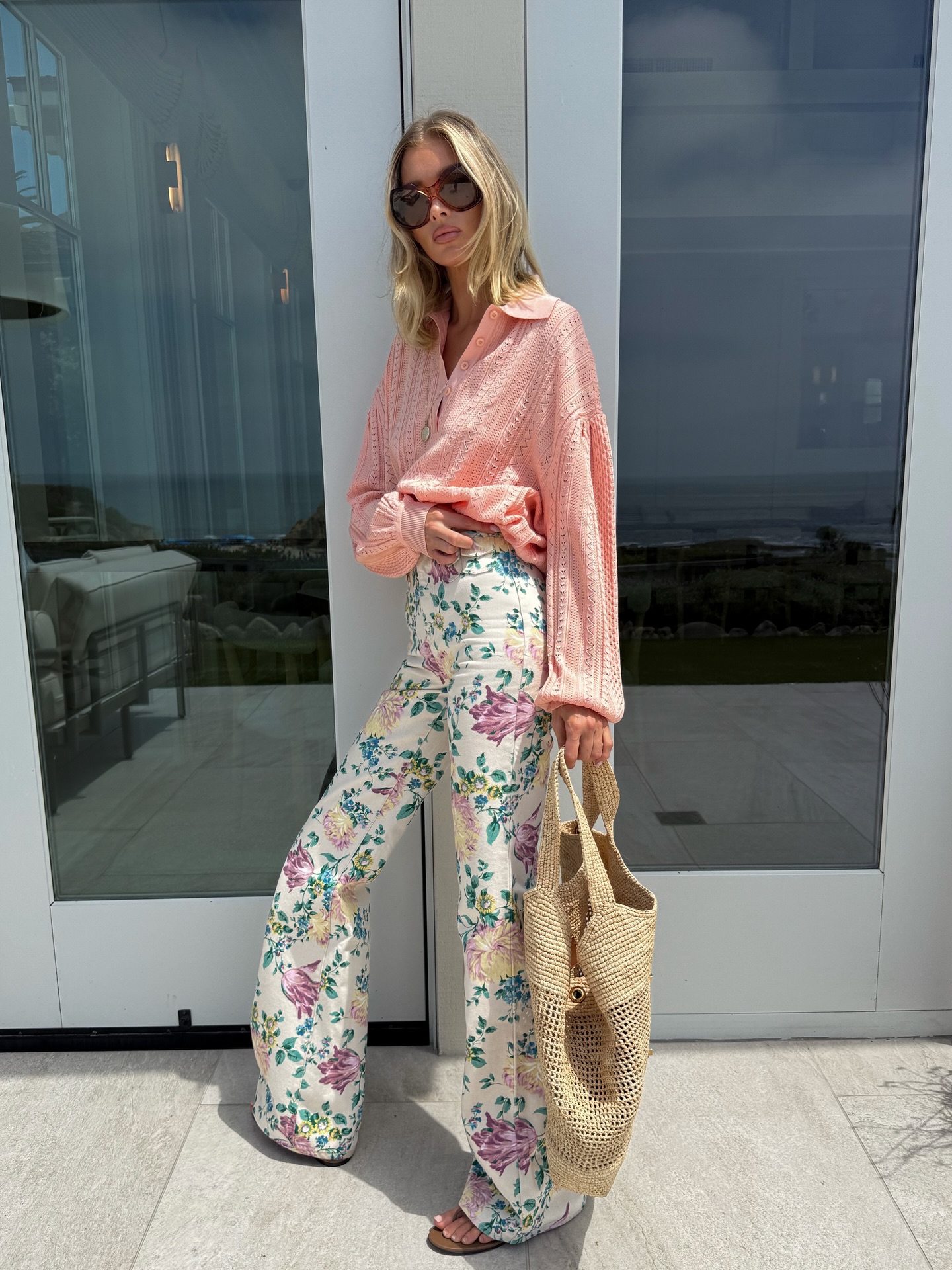 An image of @hoskelsa wearing a soft florals, one of the biggest minimalist spring 2026 trends.