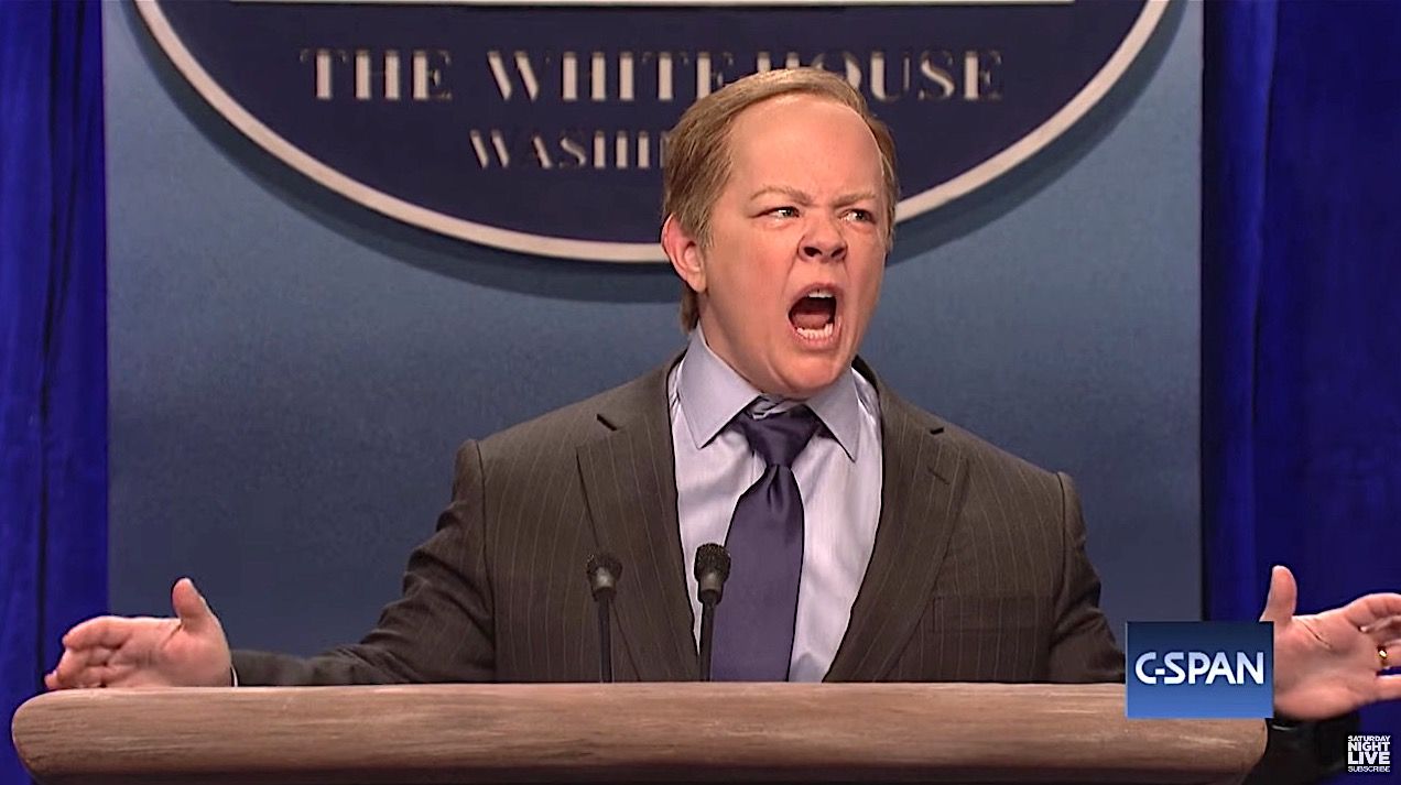 Melissa McCarthy plays Sean Spicer on SNL