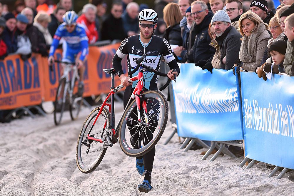 Nikolas Maes (Bel) running through the sand