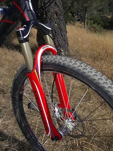 Mounted up front is the new E100 fork complete with carbon upper assembly and Brain inertia valve for a balanced feel.