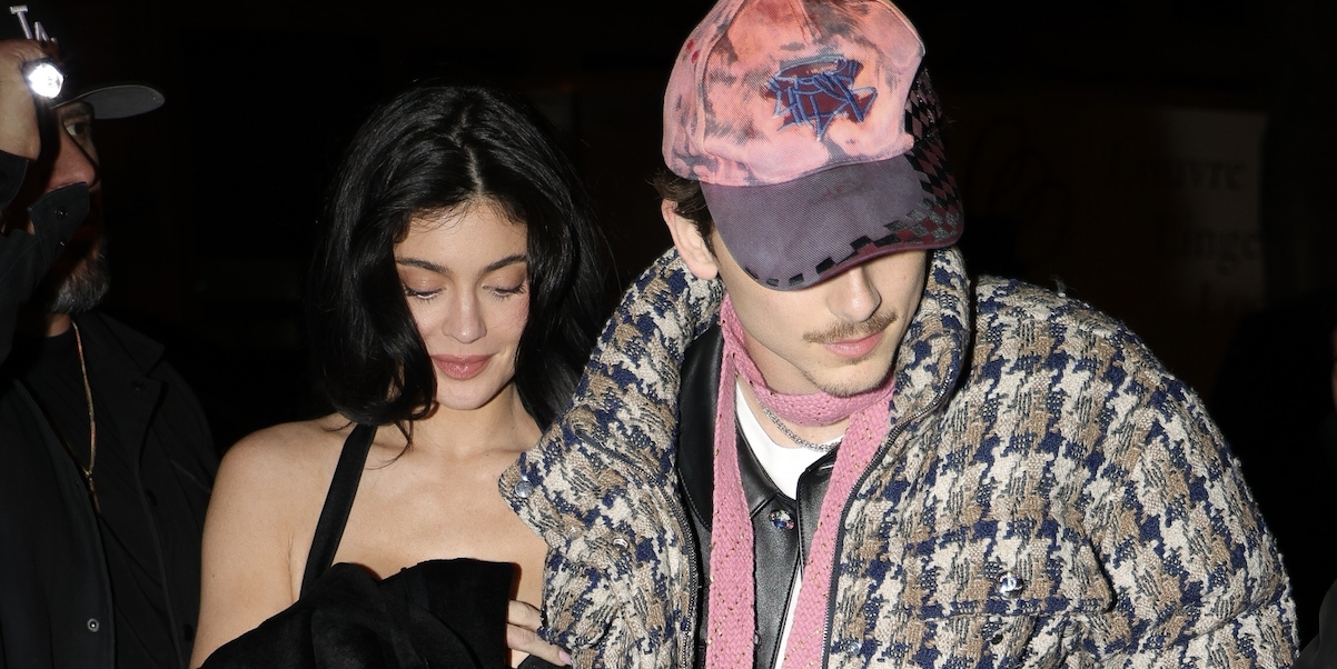 Timothée Chalamet and Kylie Jenner stroll hand in hand into the Hotel Royal Monceau after an elegant dinner at Cyril Lignac’s renowned restaurant in Paris.