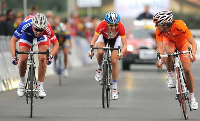 Nicole Cooke (Great Britain) narrowly beats Marianne Vos (Netherlands) to win the 2008 title