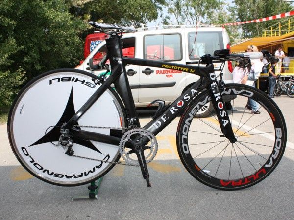 Danilo Di Luca (LPR Brakes-Farnese Vini) rode this De Rosa in the opening team time trial of this year's Giro d'Italia
