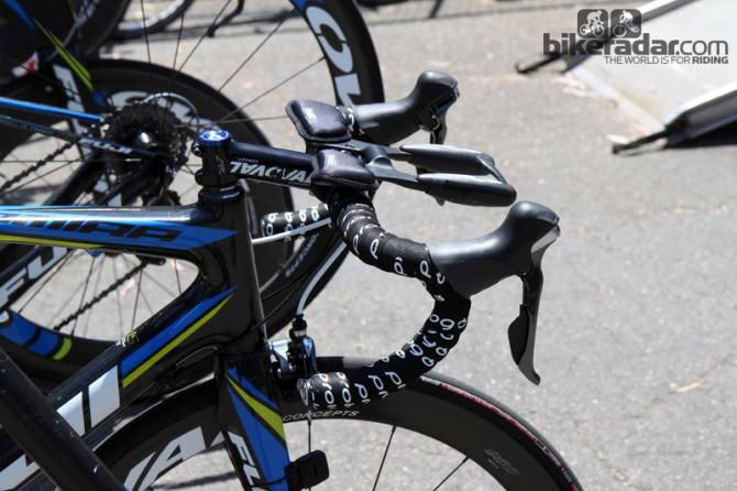 Team NetApp road bikes were equipped with short clip-on aero bars.