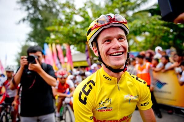 The race leader, Oscar Pujol (Azad University Cross Team) at the start
