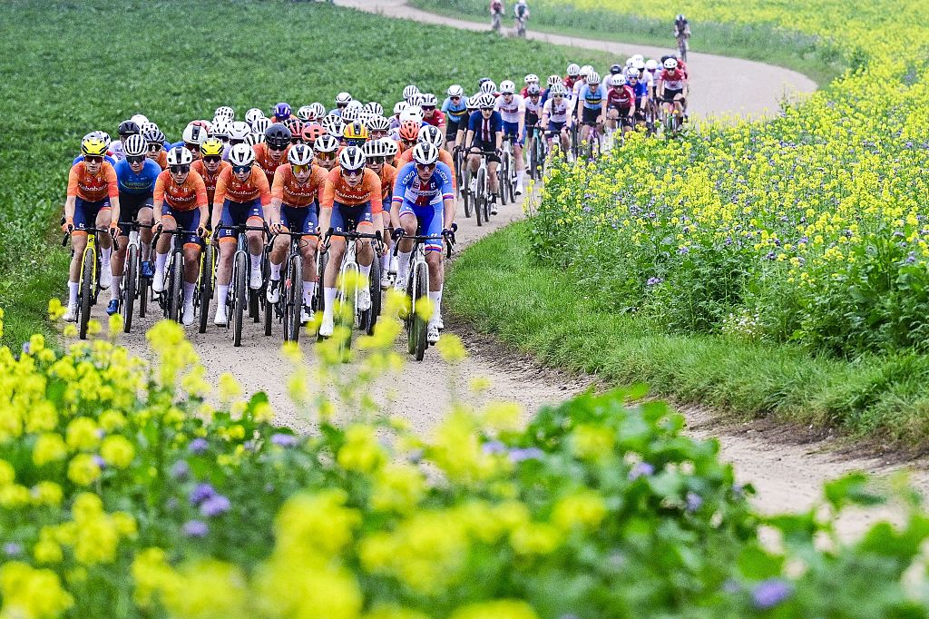 UCI Gravel World Championships LIVE – Dutch in control as Vos seeks to defend her Elite women's title