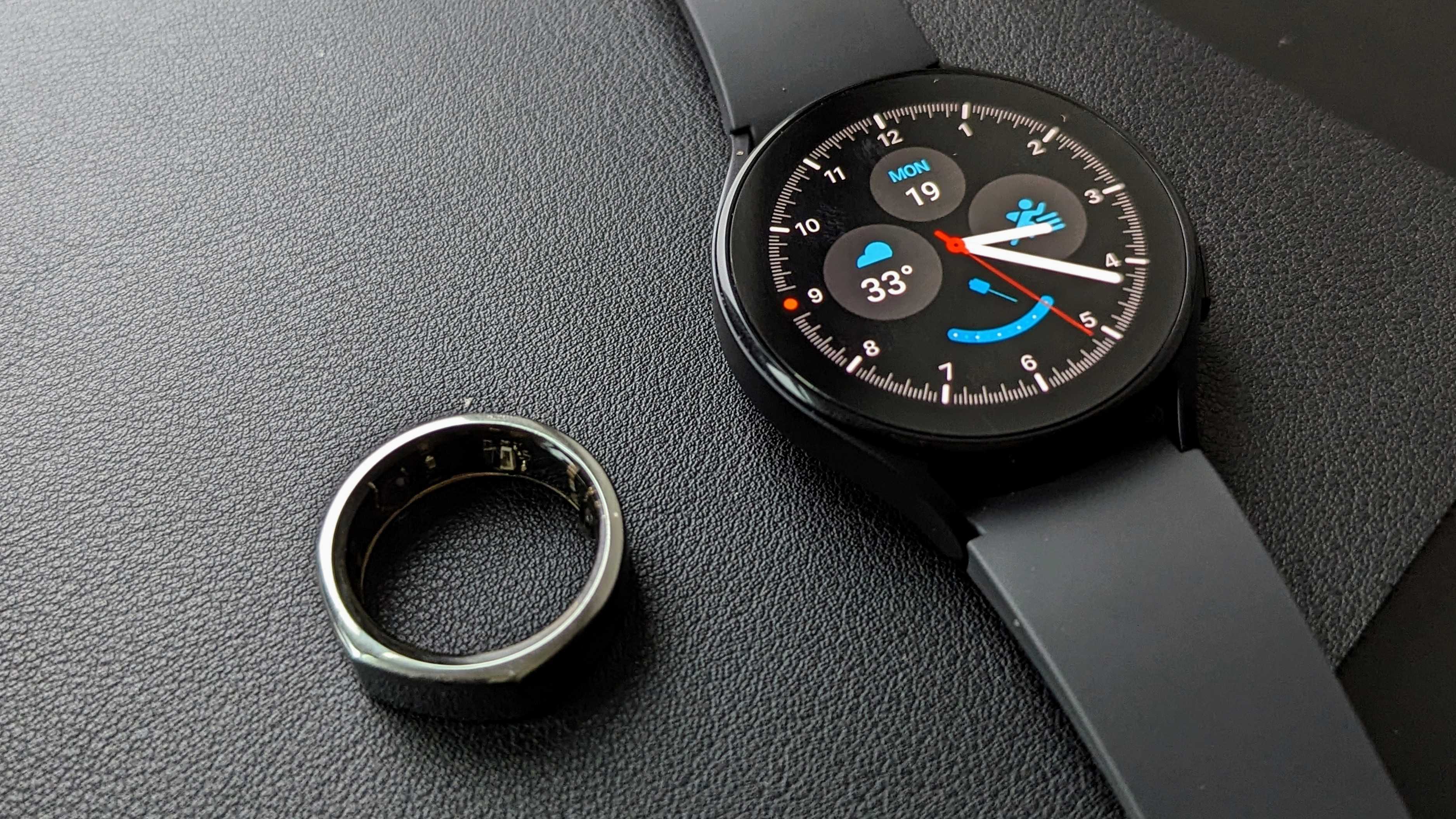 Galaxy Watch 5'in yanındaki Oura Yüzüğü (Gen 3)