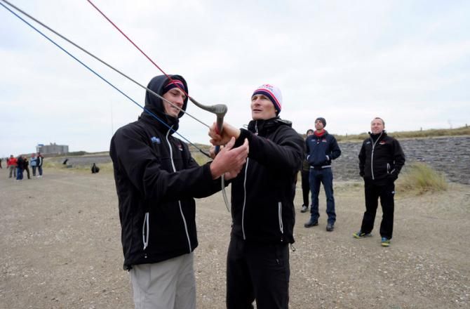 Jurgen Van den Broeck gives Greipel some kite tips