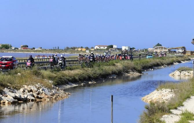 The Giro peloton makes its way from Mola di Bari to Margherita di Savoia during stage 6