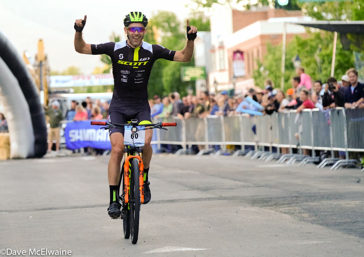 Geoff Kabush (Scott 3Rox Racing) comes in alone to take the win
