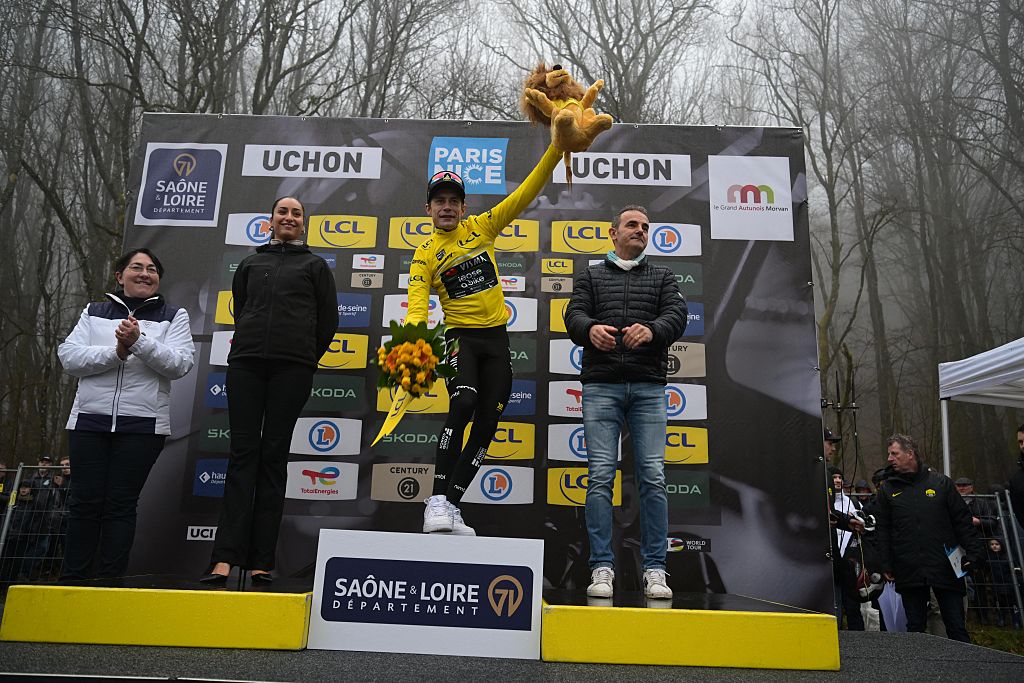 O dinamarquês Jonas Vingegaard, da equipe Visma-Lease a Bike, comemora no pódio após vencer a quarta etapa da 84ª prova de ciclismo Paris-Nice, a corrida de Bourges a Uchon (195 km), na quarta-feira, 11 de março de 2026. BELGA FOTO DAVID PINTENS (Foto de DAVID PINTENS / BELGA MAG / Belga via AFP)