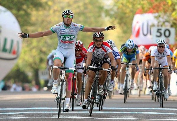 Italy's Alessandro Petacchi wins the GP Beghelli this fall.