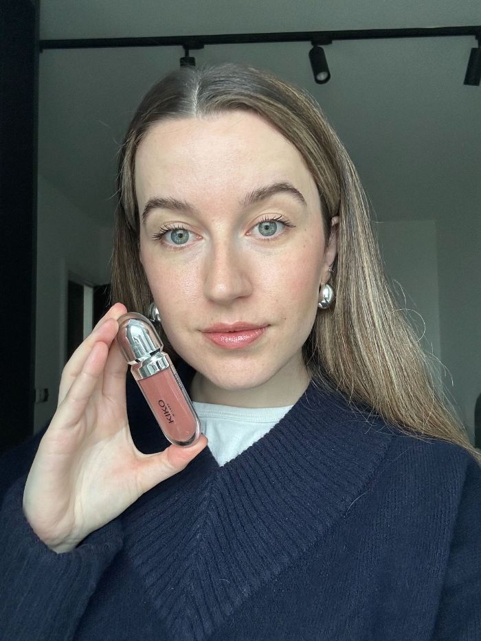Junior beauty editor, Grace Lindsay, testing the best lip glosses