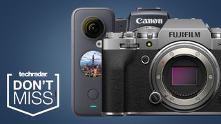 Tre kameraer fra Fujifilm, Canon og Insta360 på blå baggrund
