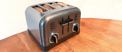 Cuisinart CPT-180 4-Slice Classic Metal Toaster with bread