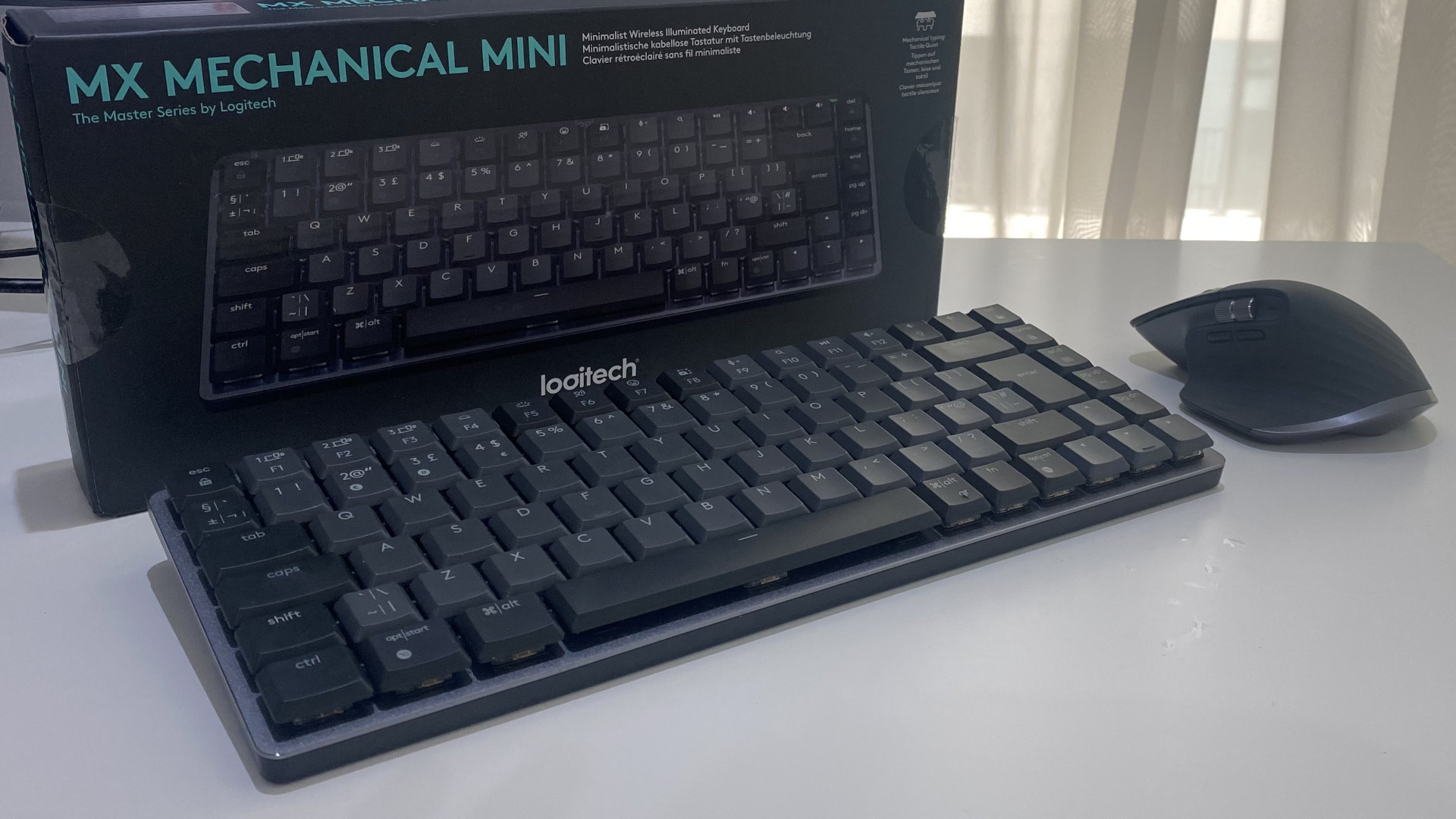 O teclado sem fio Logitech MX Mechanical Mini com sua embalagem