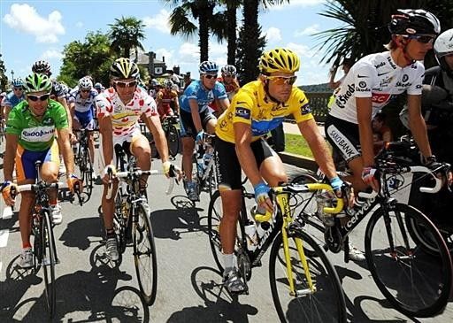 The jersey wearers roll out from Pau