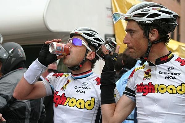 Kim Kirchen and Michael Barry (High Road) have a refreshing drink after the stage.