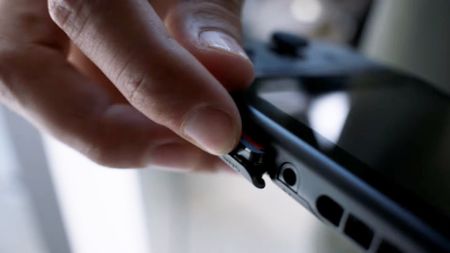 Nintendo Switch cartridge slot