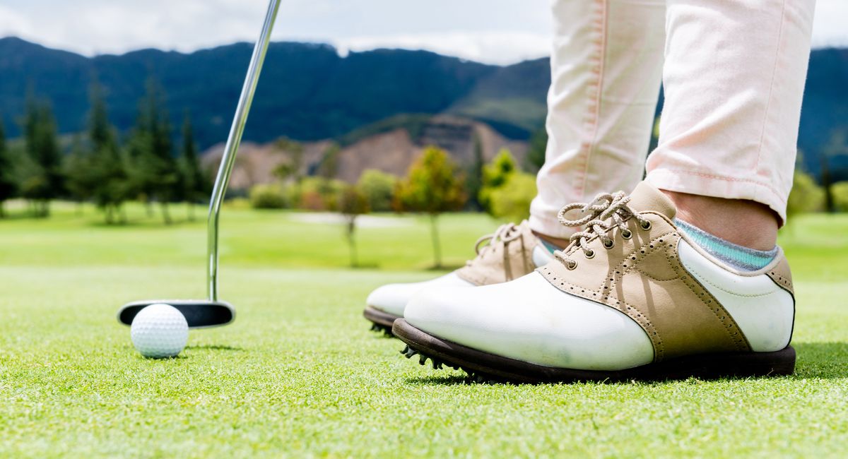 Como limpar sapatos de golfe