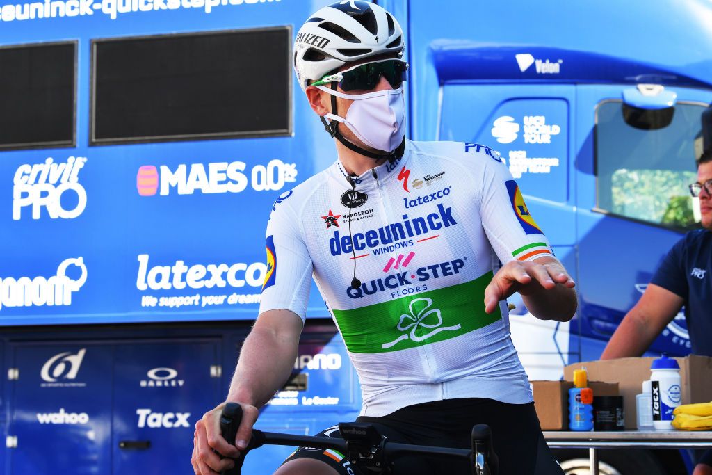 Irish champion Sam Bennett wore a mask before the group ride