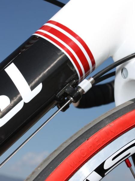 Integrated down tube adjusters allow for easy on-the-fly tweaks without having to resort to unsightly inline units