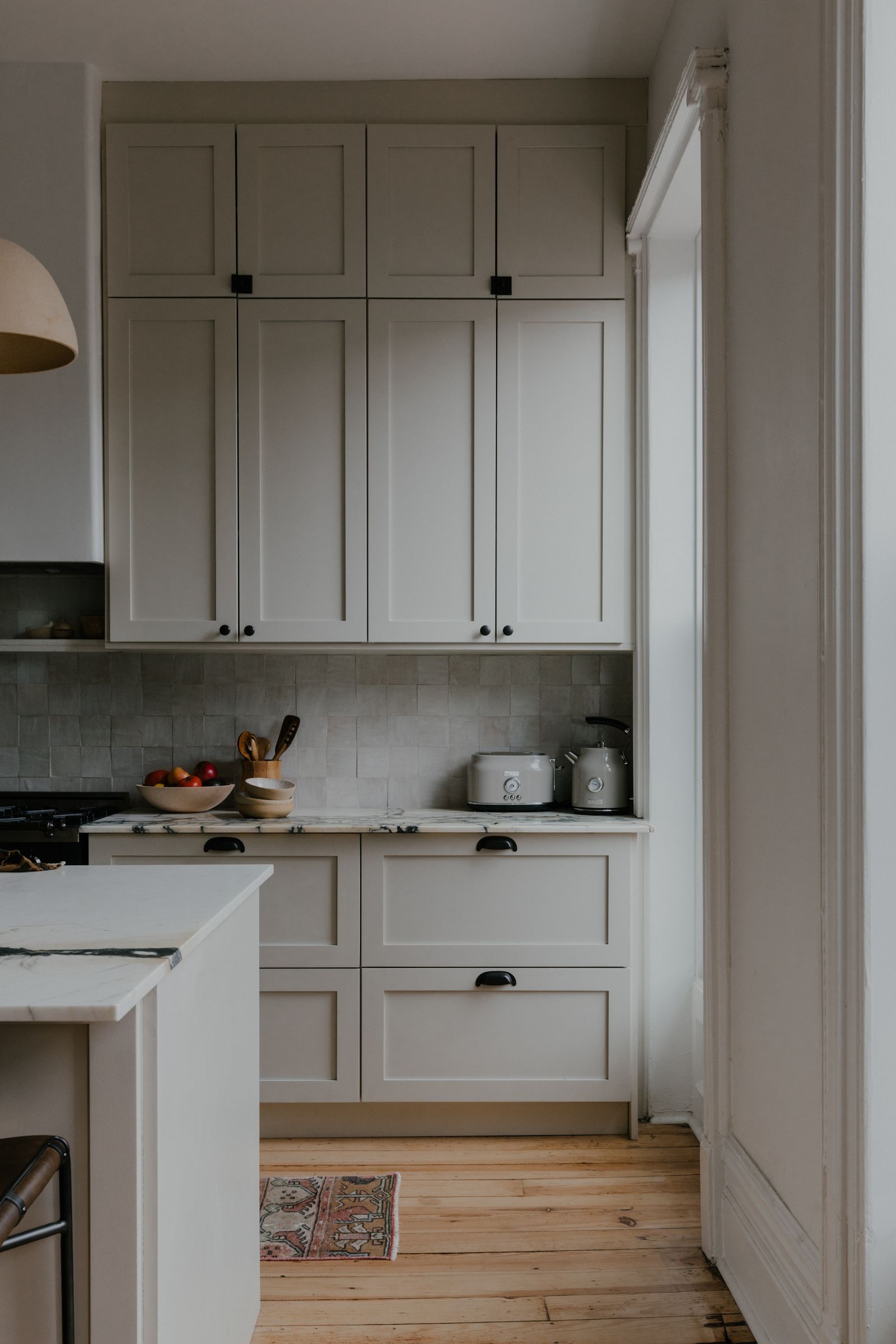 How do I make my white kitchen look better? 8 top tips from the experts ...
