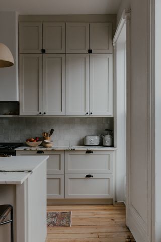 An off-white kitchen in Farrow & Ball's Shaded White