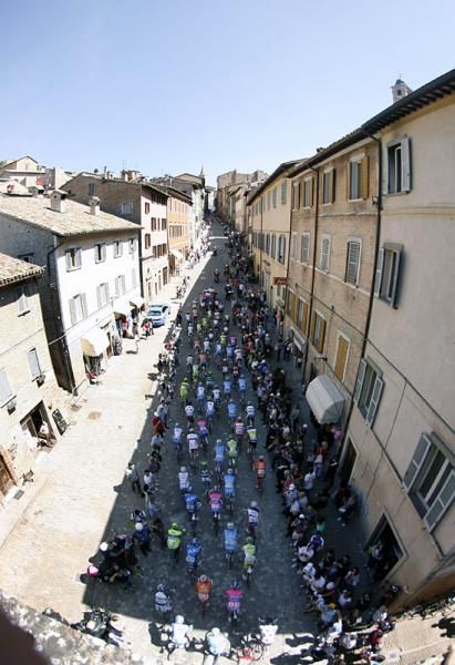 The Giro peloton underway in stage 6.