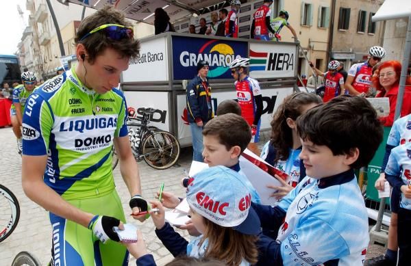 Tiziano Dall'Antonia (Liquigas-Doimo) was in demand with the kids.