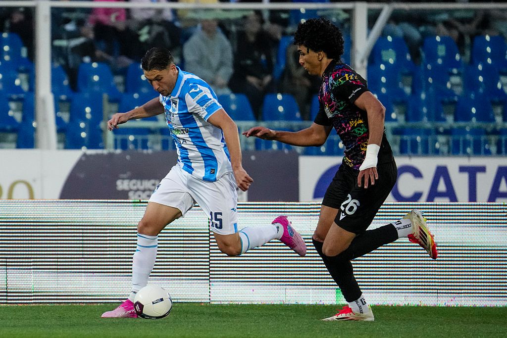 Riccardo Tonin of Pescara and Francesco Coppola of Vis Pesaro participate in the Serie C NOW Playoffs Match between Pescara and Vis Pesaro at Stadio Adriatico ''Giovanni Cornacchia'' in Pescara, Italy, on May 21, 2025.
