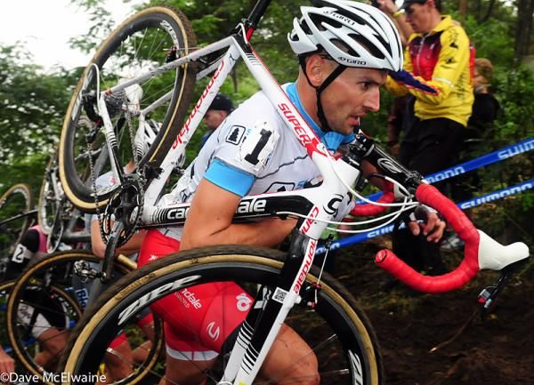 Christian Heule (Cannondale p/b Cyclocrossworld) leading the race on lap one