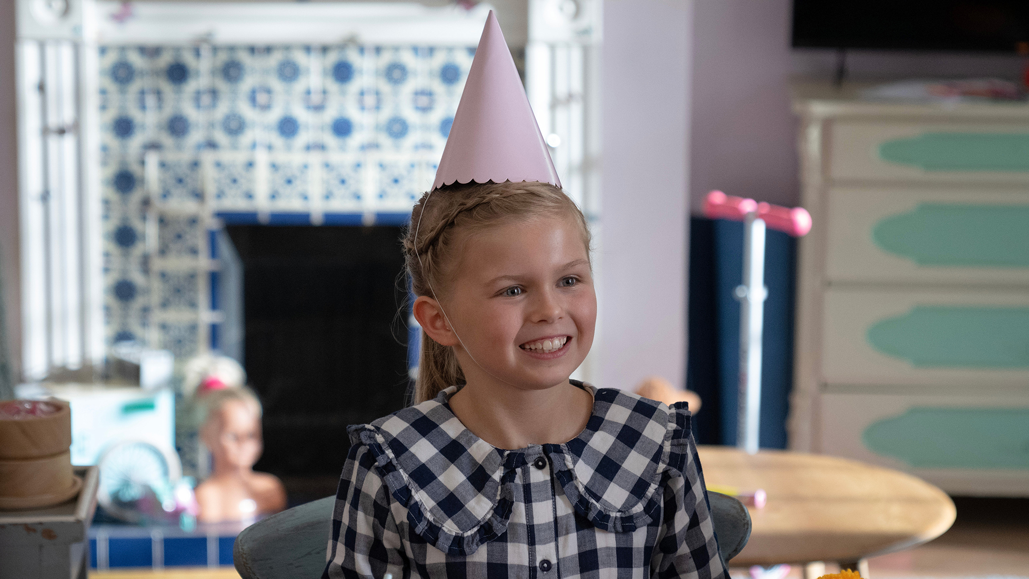 Elodie Blomfield como Phoebe, con un sombrero de fiesta, en Ted Lasso temporada 3 episodio 10 