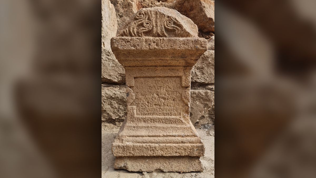 Whoever inscribed this altar went outside the rectangular box and shrank the letters, too. 